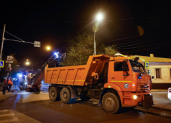 В Астрахани начали срезать асфальт на улице Победы