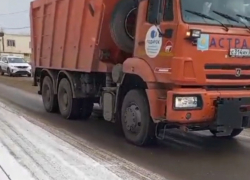 В Астрахани на дороги нанесли особую смесь