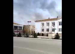 Астраханские чиновники не знают, кто повесил российский флаг на площади вверх ногами