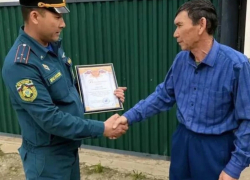 Простой житель Астраханской области не раздумывая забежал в горящий дом ради соседки