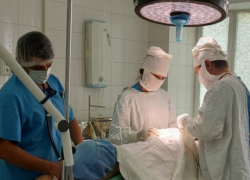 Астраханские врачи спасли ногу ребенку, поранившемуся электропилой