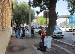 70 астраханцев присоединились ко Дню чистоты в одном из районов города