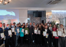 Олег Полумордвинов вручил благодарности астраханским волонтерам