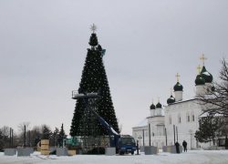 В Астраханском кремле разбирают новогоднюю елку