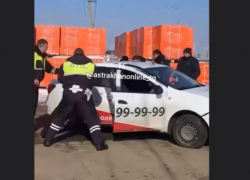 Под Астраханью полицейские задержали неадекватного таксиста. Видео