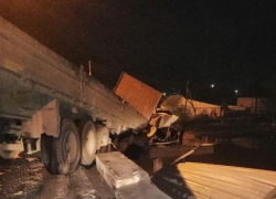 "Ужас, смотрите, что творится, люди": в Астраханской области КамАз сломал мост 