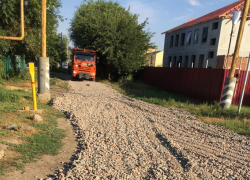 В отдаленных микрорайонах Астрахани подсыпают грунтовые дороги 