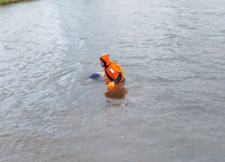 Под Астраханью из реки достали мертвого мужчину