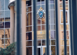 В Астрахани мужчина повалил на землю полицейского, на него завели дело