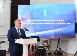 Астраханский губернатор вручил выдающимся летчикам ордена и медали