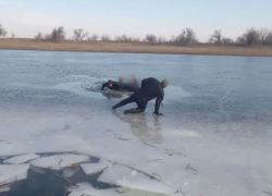 Из ерика под Астраханью вытащили тело пропавшего рыбака