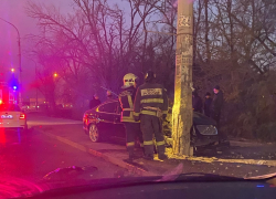 Астраханец на шикарном авто эффектно вписался в столб