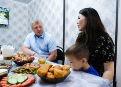 Игорь Бабушкин навестил семью мобилизованного астраханца  в Енотаевском районе  