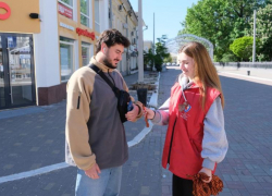 Астраханцы получили 4000 патриотических символов на улице Кирова