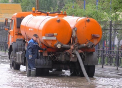 В Астрахани коммунальщики откачали около 650 кубометров дождевой воды