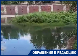 В Астрахани за городским физдиспансером прорвало канализацию