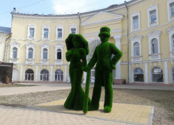В центре Астрахани установили зеленых человечков 