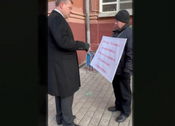Обманутым астраханским дольщикам пообещали помочь после того, как они вышли с пикетом к резиденции губернатора