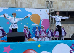 В Астрахани семилетняя девочка упала с высокой сцены во время выступления