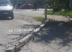 В Астрахани эвакуатор свалил столб