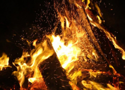 В Астрахани на пожаре в Ленинском районе погибли пенсионер и маленький ребенок