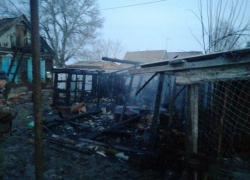 Под Астраханью из-за дымовой трубы сгорели сарай и баня