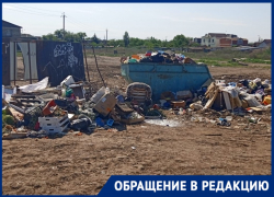 Территория вблизи кладбища в Советском районе Астрахани загрязнена мусором