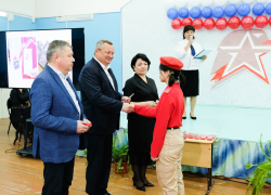 Игорь Мартынов вручил значки юнармейцев школьникам Красноярского района 