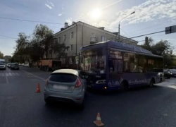 В Астрахани на перекрестке столкнулись легковушка и «Волгабас»