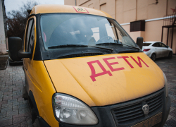В Астрахани ребенок едва не попал под колеса грузовика