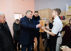 Бабушкин посетил ФОК, школу, полицейский участок и другие объекты в Енотаевском районе