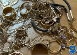 Астраханец, нанятый мошенниками в качестве курьера, вернул золото жертве обмана