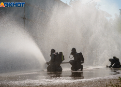 В Астрахани пожарный спас из огня спящего мужчину