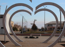 Под Астраханью отремонтировали сквер: люди увидят, что стало