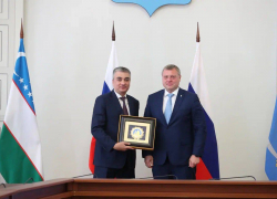 Астраханский губернатор встретился с полномочным послом Узбекистана