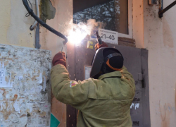 Частично обрушенную пятиэтажку в центре Астрахани законсервировали