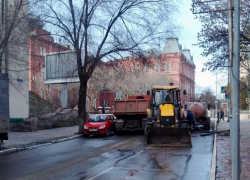 В Астрахани на улице Коммунистической ограничили движение из-за коммунальной аварии