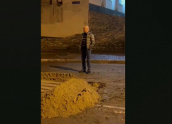 В Астрахани устранили коммунальную аварию на улице Коммунистической