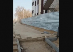 Мешающий астраханцам забор на Комсомольской набережной передвинули на несколько метров
