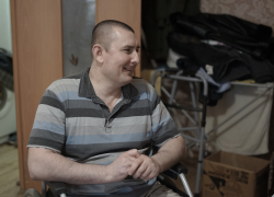 "Двигаться не можешь, но чувствуешь": участнику чеченской войны нужна помощь, чтобы встать с инвалидного кресла