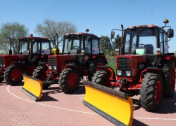 Астраханским коммунальным и образовательным структурам передали новую технику