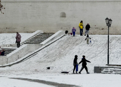 В Астрахани дети увлеклись опасной ездой на санках: многие попали в больницу