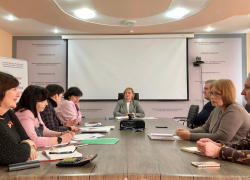 В Астраханском минздраве обсудили повышение зарплат водителям скорых