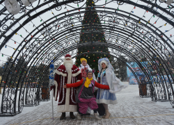 У центральной елки Астрахани ежедневно проходят праздничные мероприятия