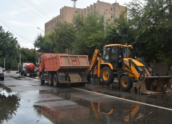 В Астрахани перекрыли центр города из-за коммунальной аварии 