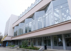 Игорь Бабушкин посетил кинотеатр «Октябрь», который находится на реконструкции