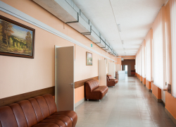 Главные врачи астраханских поликлиник начнут принимать пациентов в холлах учреждений