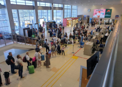 На рыбалку и посмотреть на лотосы: откуда прилетали в Астрахань туристы этим летом