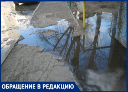 На улице Южная в Астрахани текут ручьи: канализационные воды заливают тротуары МКД