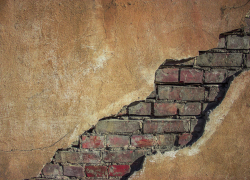 В Астрахани снесли аварийное здание только после вмешательства прокуратуры 